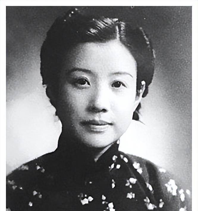她扶持他发迹,她给他戴绿帽,她抛弃他,黄金荣生命中的三个女人