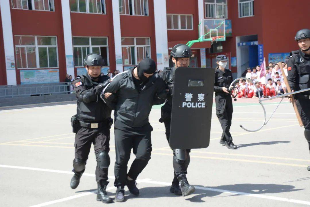 忻州特警携手北中 共建平安文明校园