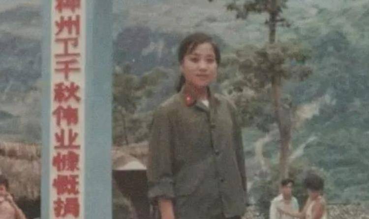 1986年老山战场照《死吻》:那名救护女护士张茹,后来怎样了?