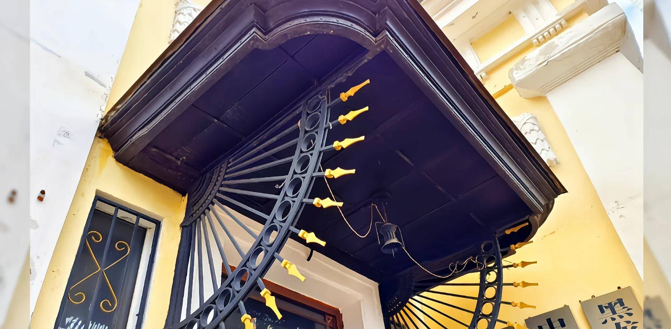 欣赏百年建筑,往往我们要看这个建筑的楼梯和雨搭.