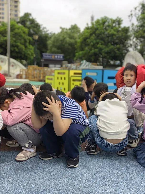 安全童行——诺亚舟理想城幼儿园地震疏散演练活动