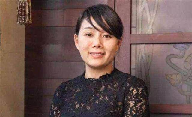 她17岁成海底捞服务员,如今身家30亿:努力拼搏,终能逆风翻盘_杨丽娟