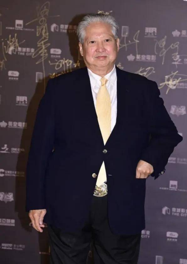 75岁洪金宝与妻子罕见出镜,穿黑白情侣装,小16岁妻子骨瘦嶙峋!