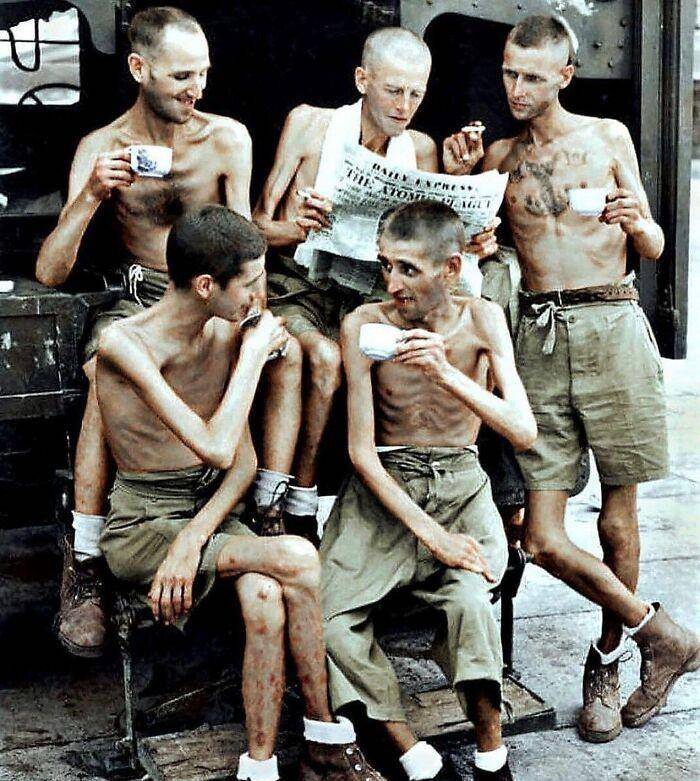 15:1945年,澳大利亚士兵从新加坡的日本囚禁中获释后的状态.