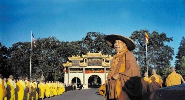 母亲历经九死一生将宣化上人生下来,作为儿子,自己却不能在他身边尽孝