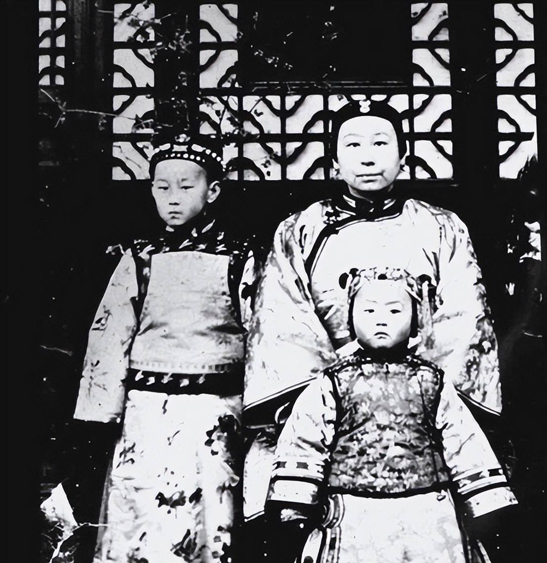 1888年,李鸿章把22岁女儿嫁给40岁鳏夫,没想到两人子孙如此出名