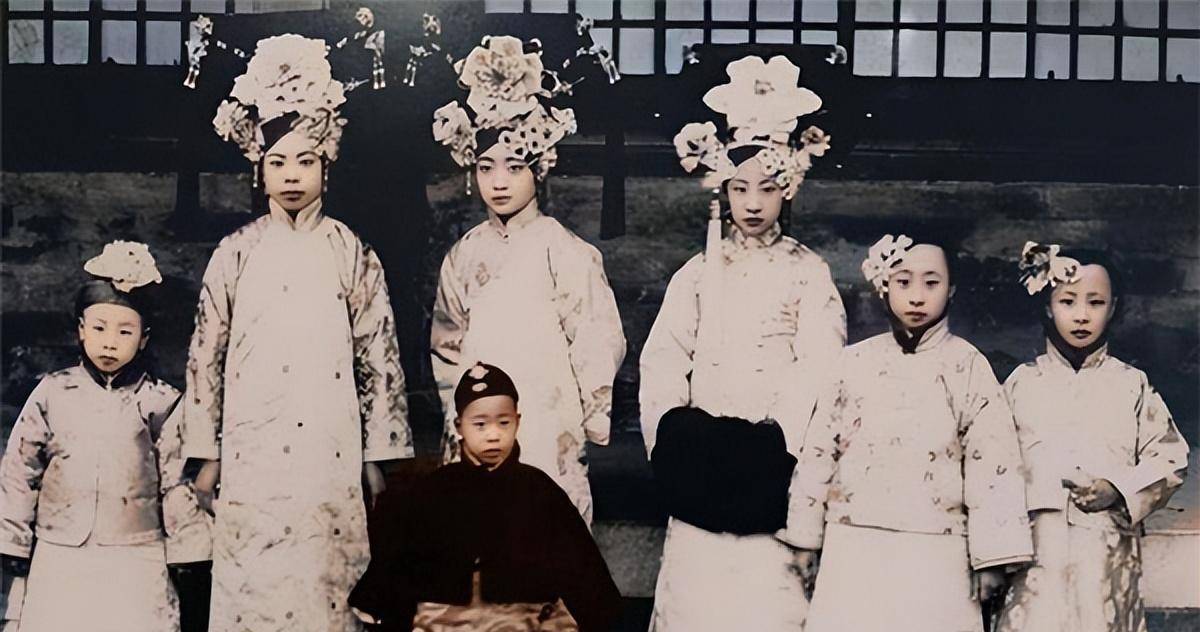 婉容被溥仪关在"猪圈"10年,获救时,她说的一句话让人心酸不已