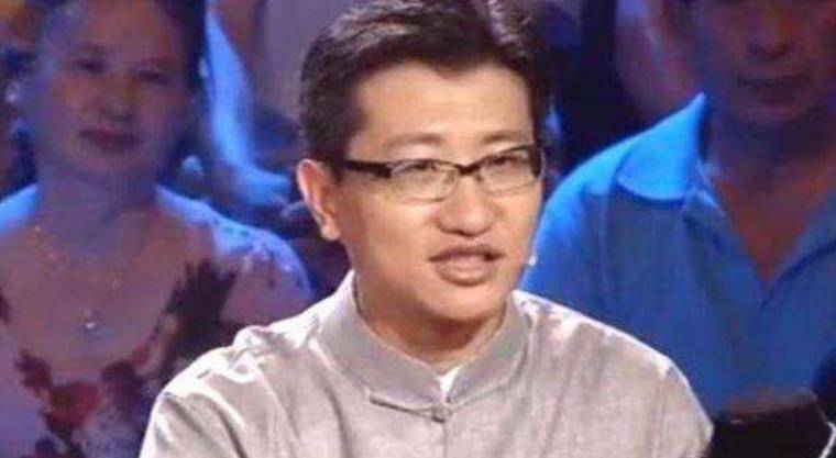 专家说这块石头并不是一块普通的石头,而是一块儿黄田玉,这种玉可以说