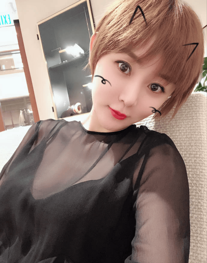 主创纷纷直播带货,关婷娜与四婶的好身材一览无遗_本山_赵四_人气