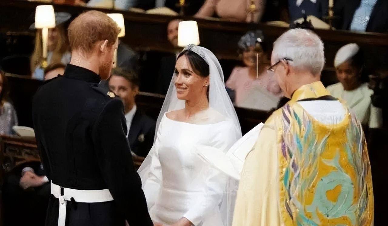 查尔斯区别对待2个亲家母:嫌弃凯特的母亲,和梅根的母亲很亲近_卡洛尔