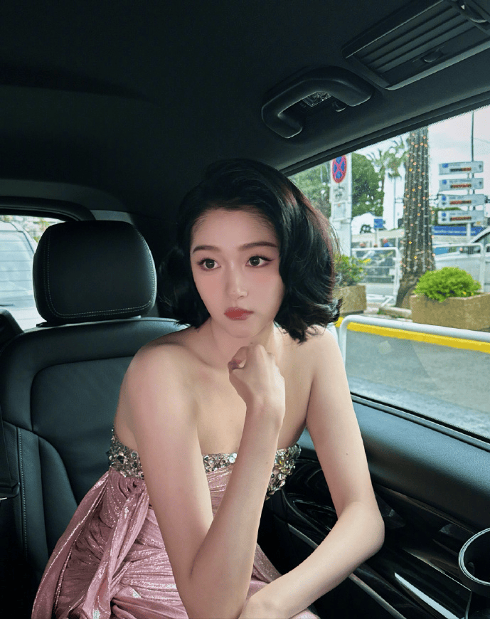 这一次戛纳红毯,关晓彤赢了,粉色露肩装成"肉蛋"级美女