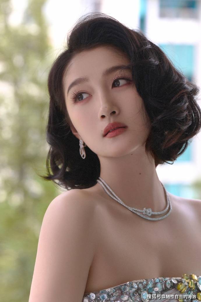 关晓彤戛纳红毯惊艳造型,璀璨夺目引无数目光!真是美出新高度!