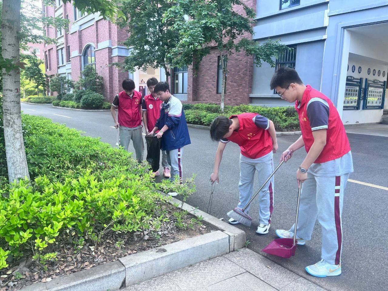 践行垃圾分类,保护绿色家园