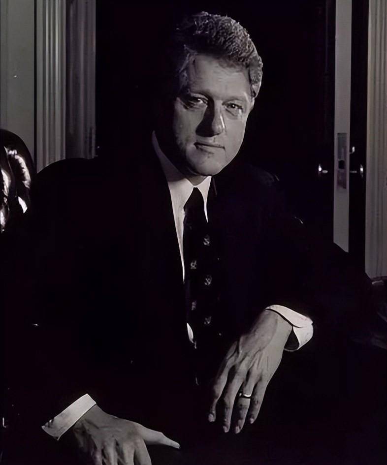 克林顿在任期间,创造了两千多万个工作机会,让美国的失业率,下降到三