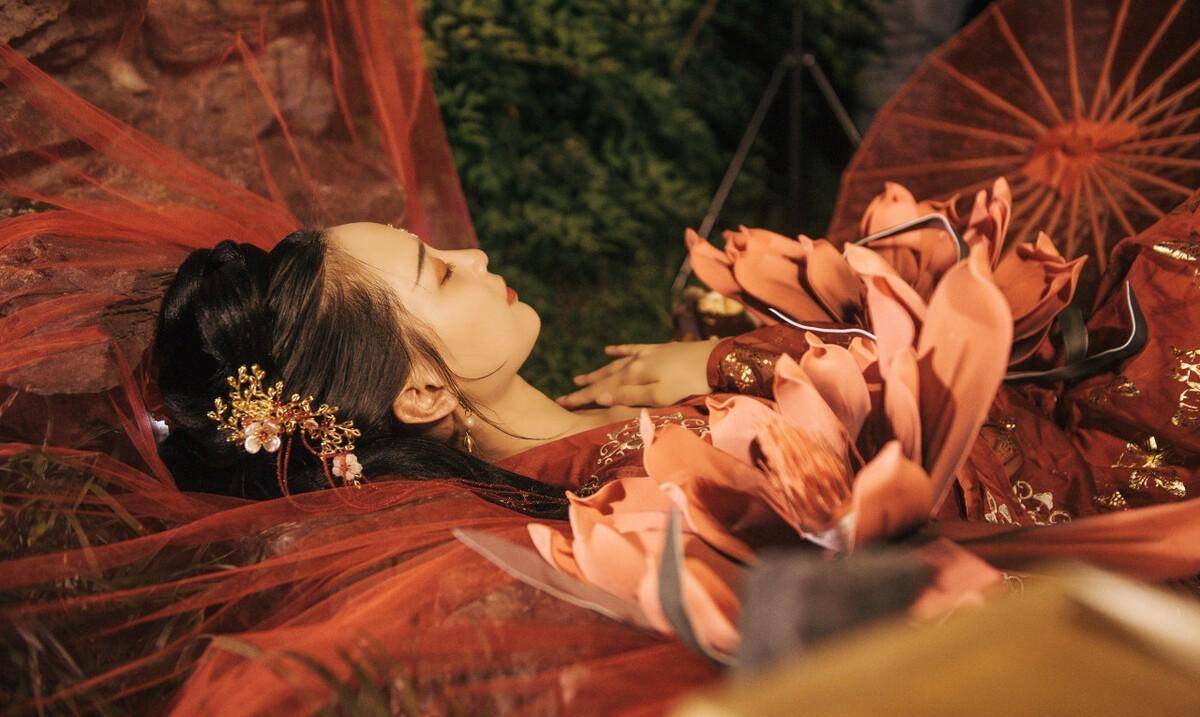 绝色美女赵飞燕助刘欣取得帝位,八年后被王莽废为庶人,含泪自杀