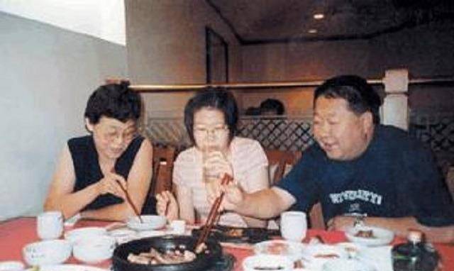 他和蔡明等合演的喜剧小品《牛记包子铺》,与冯巩合演的《面的与皇冠