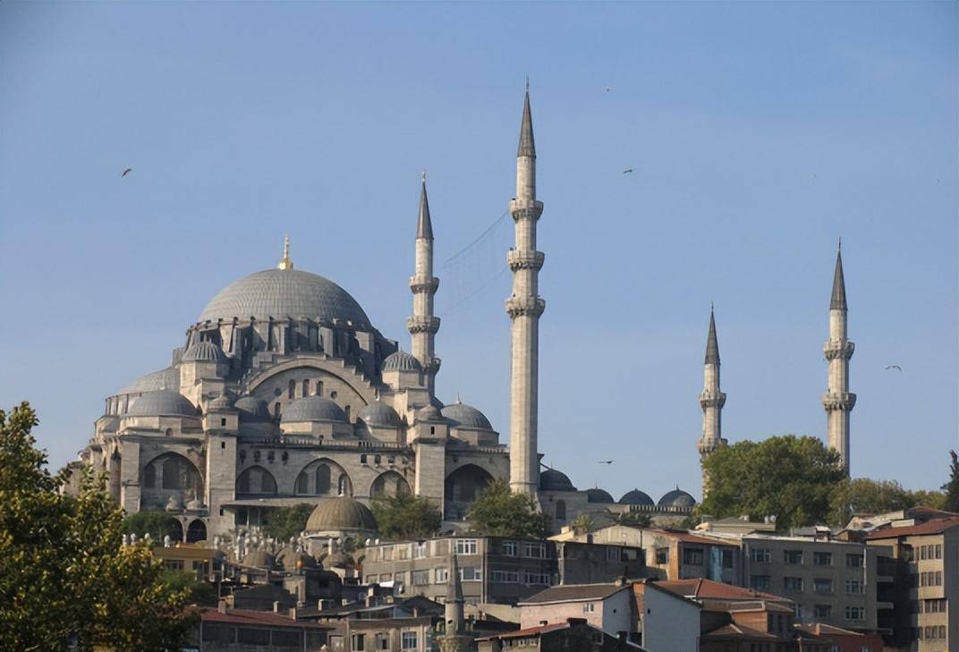 等到1557年完工之时,这座苏莱曼清真寺的髙度,比欧洲著名的査士丁尼大