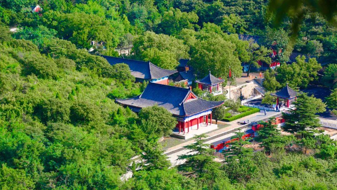 幽谷,谷内松柏苍郁,枫槐葱郁,间以桃红李白,构成了流芳溢翠的林海景观