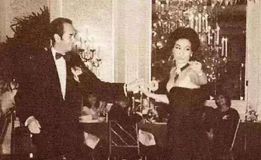 何鸿燊原配黎婉华深爱自己丈夫,但因身患重病,丈夫变心另结新欢