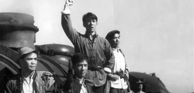 1943年,一伪乡长暗地通知新四军:今晚我不在,你们到时候来抢枪_杨震