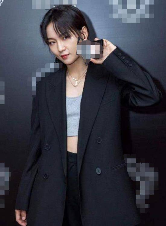 周笔畅瘦了就是任性!穿西装竟不系扣?气质简直a到爆!