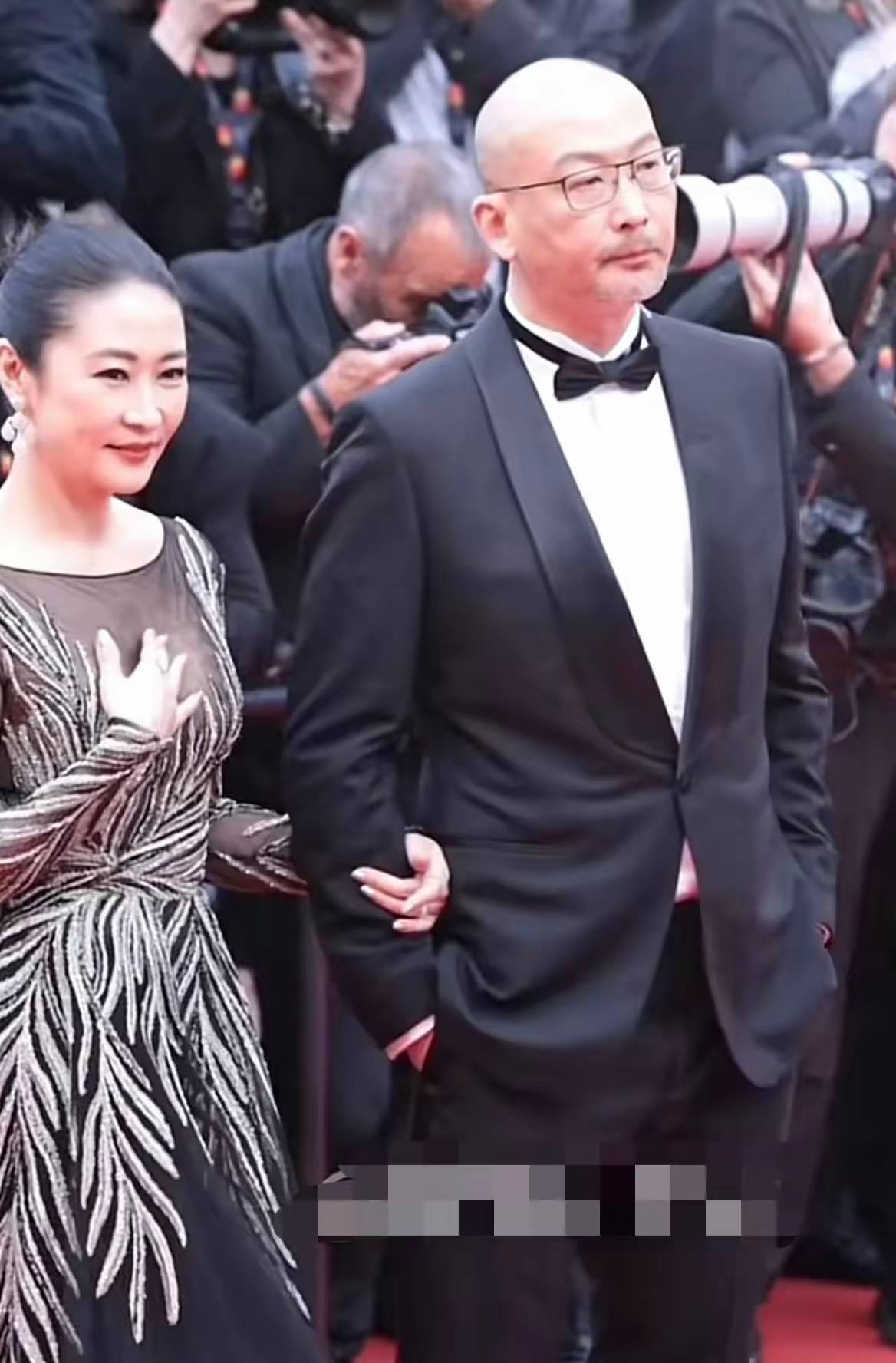 管虎带着妻子梁静现身戛纳红毯,两人高调秀恩爱