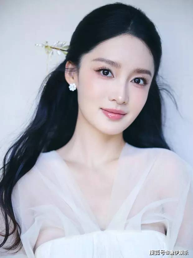 李沁白纱裙写真曝光,古风发簪点缀,仙气十足,魅力爆表!