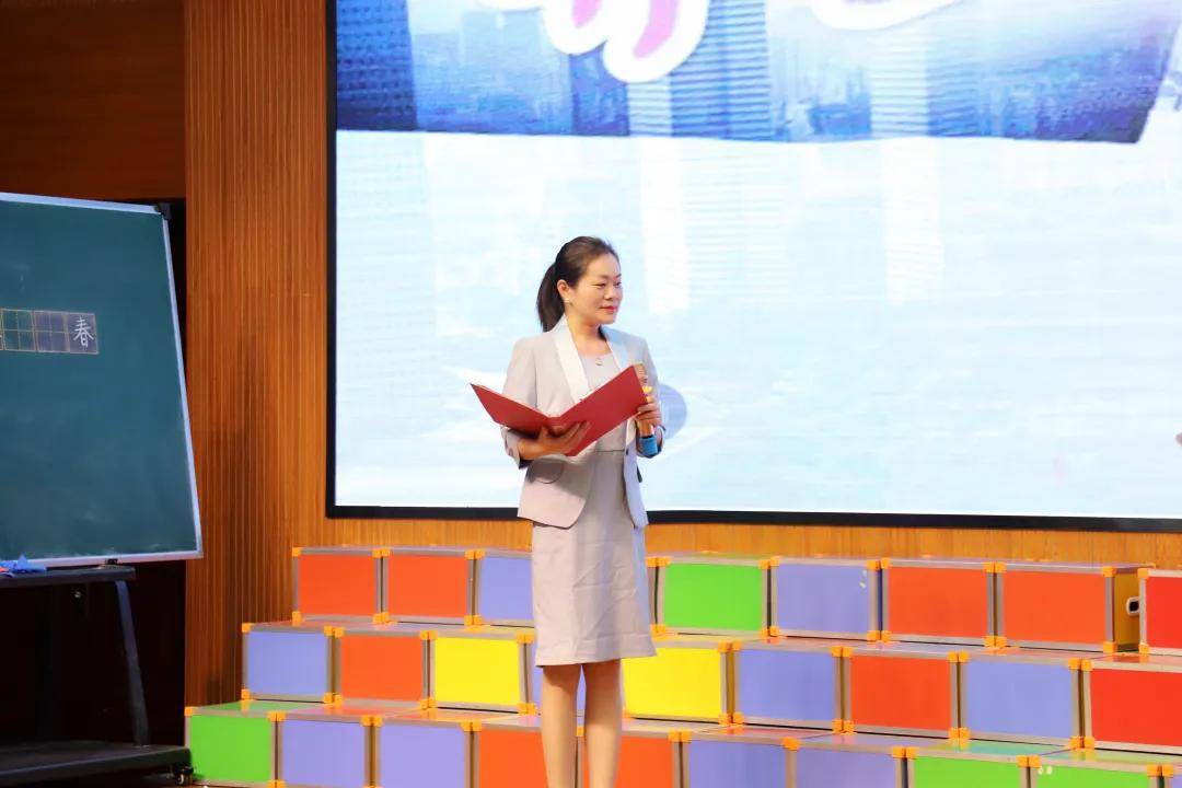 二六班刘晓娟,吴苗苗这一对好搭档带来的《异口同声》回答问题环节