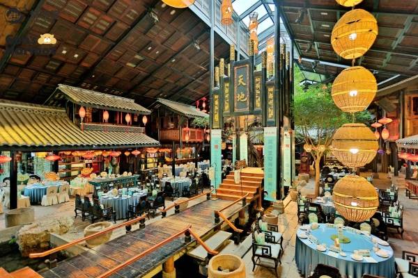 在闲庭富有川式特色的园林建筑里,古朴典雅的石板路,小亭子,古树,戏台