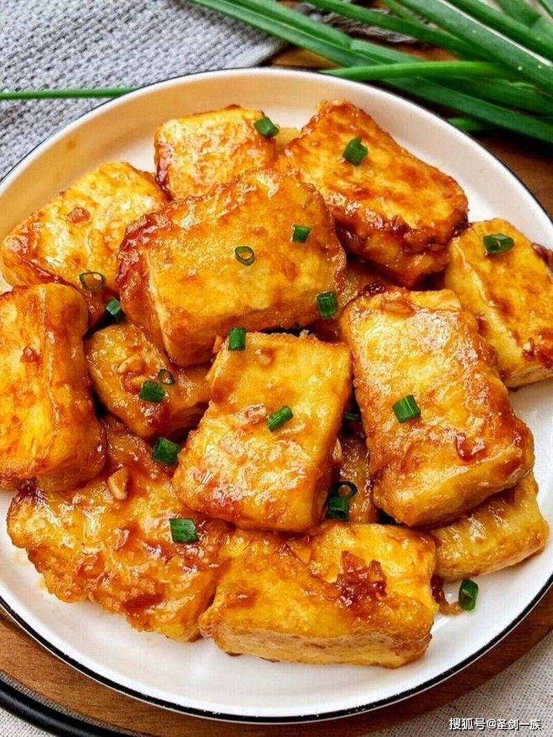 香煎豆腐6,下入油炸过的茄子煸炒均匀,倒入碗中的调料汁,大火烧开后煮