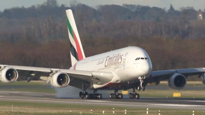 从两架飞机的巡航阶段来看,由于空客a380的个头更大,所以在