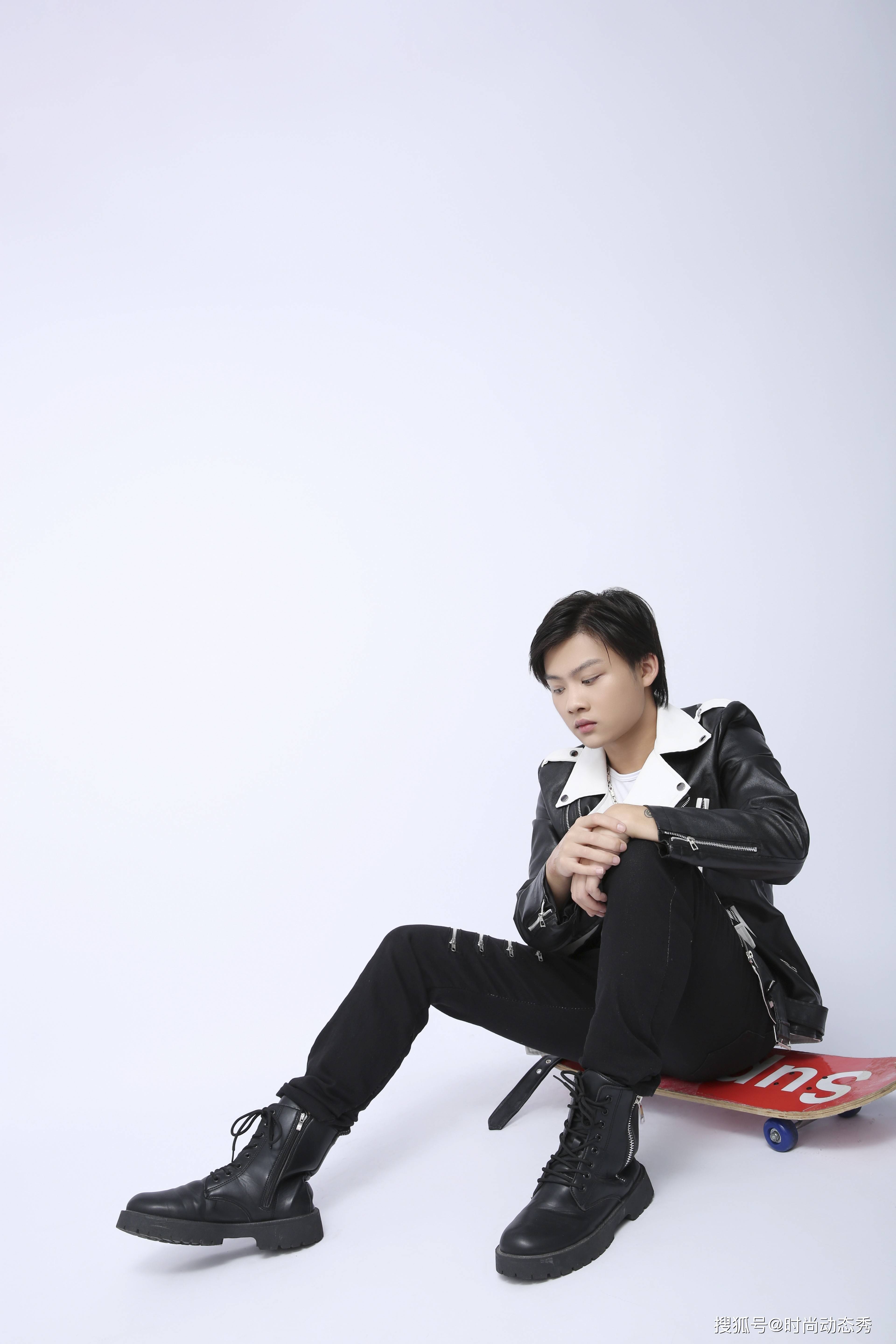 魅力型男许鸿铭,展现独特风采!