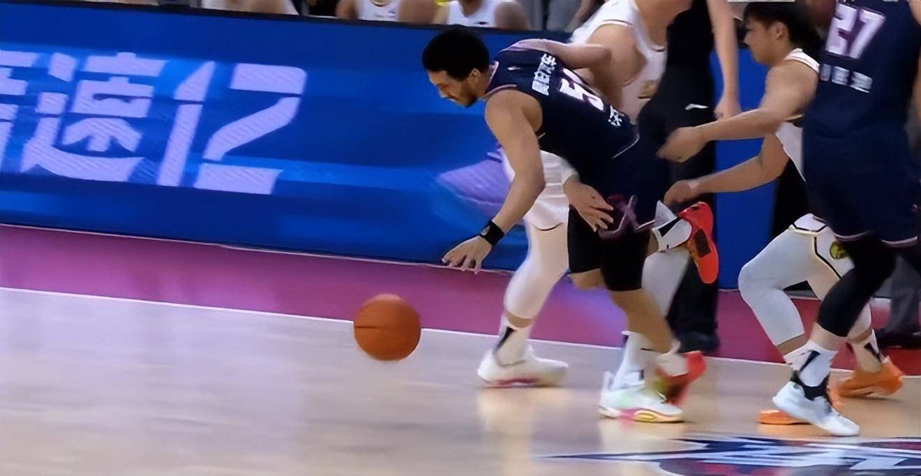 严惩第一恶汉!上场4分钟3犯,其中1次违体险些毁了广东两大将