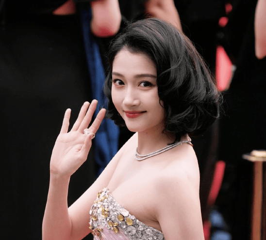 关晓彤"大妈"引围观.