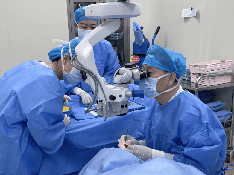 西安icl晶体植入名医,icl晶体手术专家,王从毅主任坐诊奕鸣