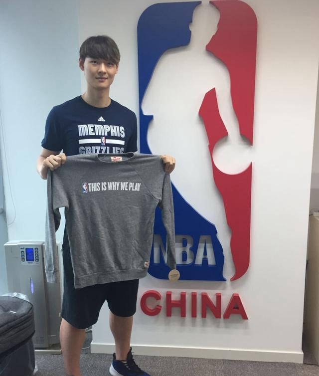 王哲林之谜:灰熊选中8年却不进nba,追溯背后原因