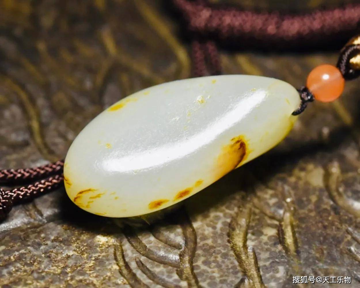 完整度极高的小独籽!和田籽料巧雕"秋韵"!