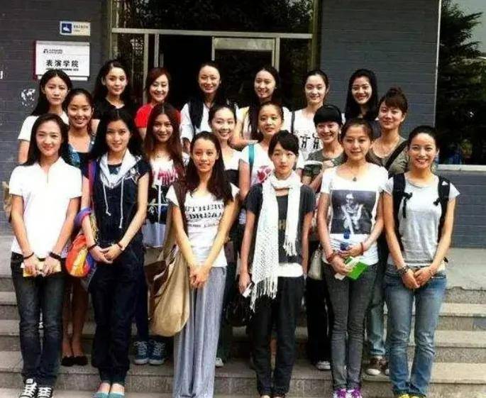 成功考上了北京电影学院,和古力娜扎,杨采钰等人成为了同班同学,开始