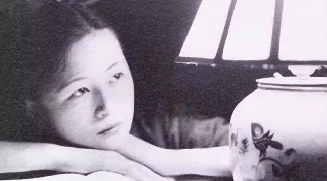 美女陆英:婚后16年生下14胎,36岁油尽灯枯倒在产房,令人惋惜