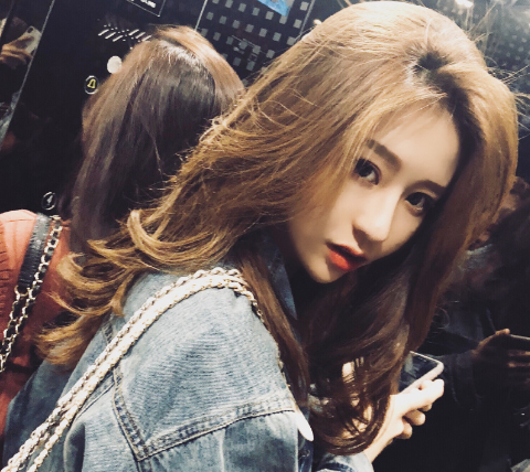 一段视频让她迅速在抖音蹿红,却招来质疑之声,网友:人红是非多_姐姐