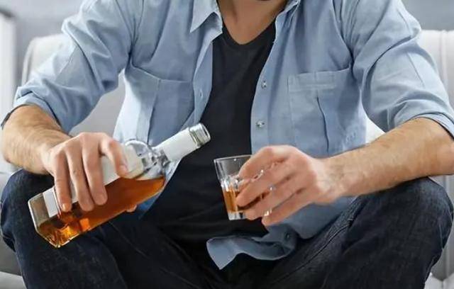 人到中年酒桌喝酒,需要注意啥?切记这五件事,以防丢面