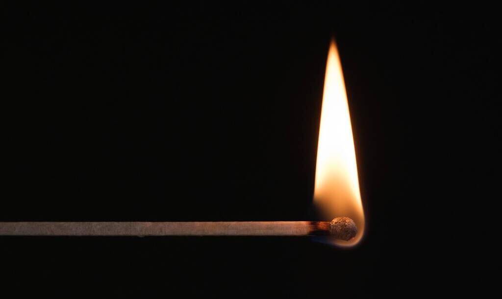 最后一班宫女发明了 火柴,不过只是用来引火,并不是摩擦生火