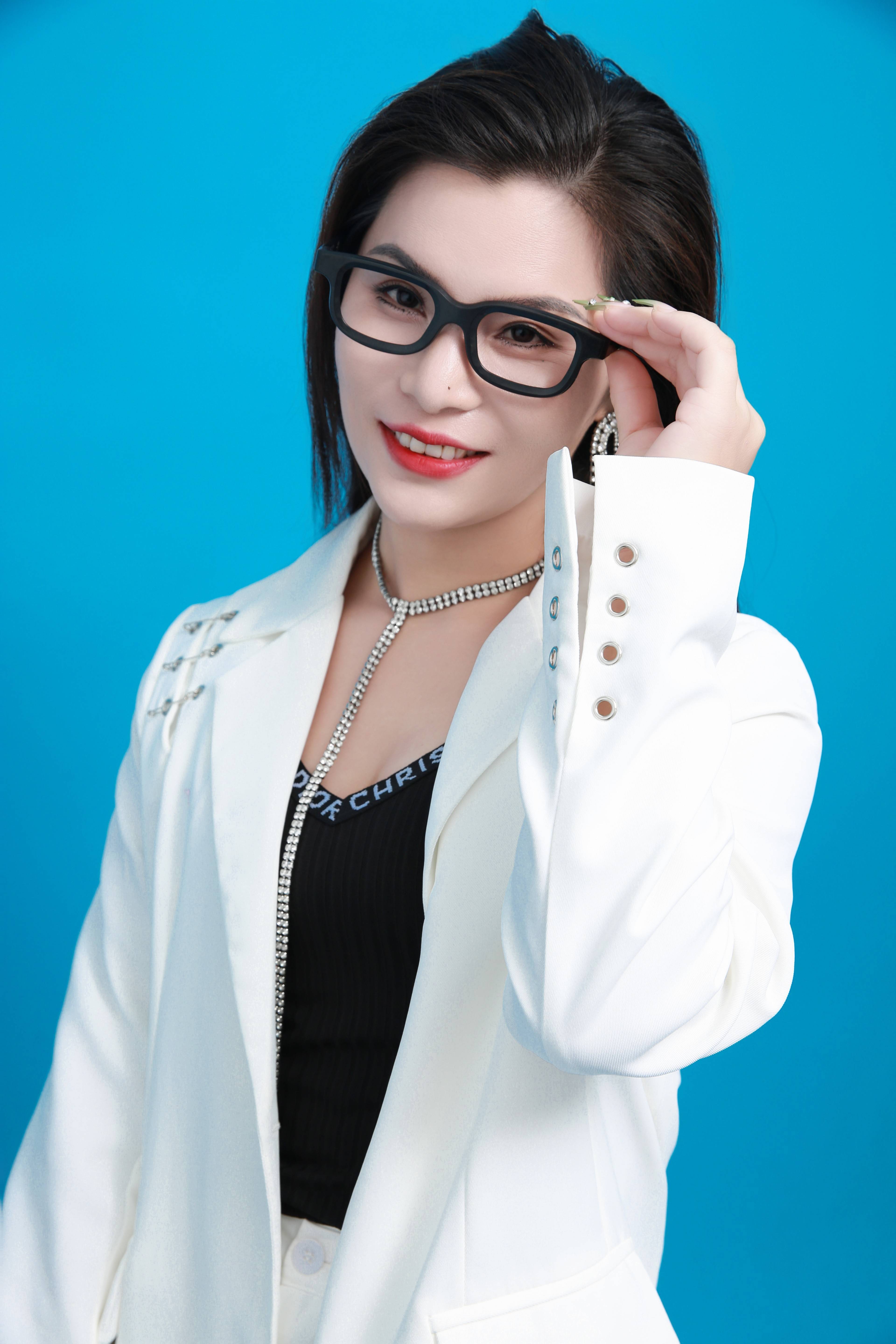 美丽绽放:女模特刘悦宁的时尚蜕变之旅