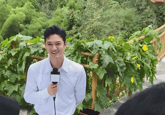 他是央视最帅主持人,30岁进央视,34岁上春晚,如今38岁感情成谜