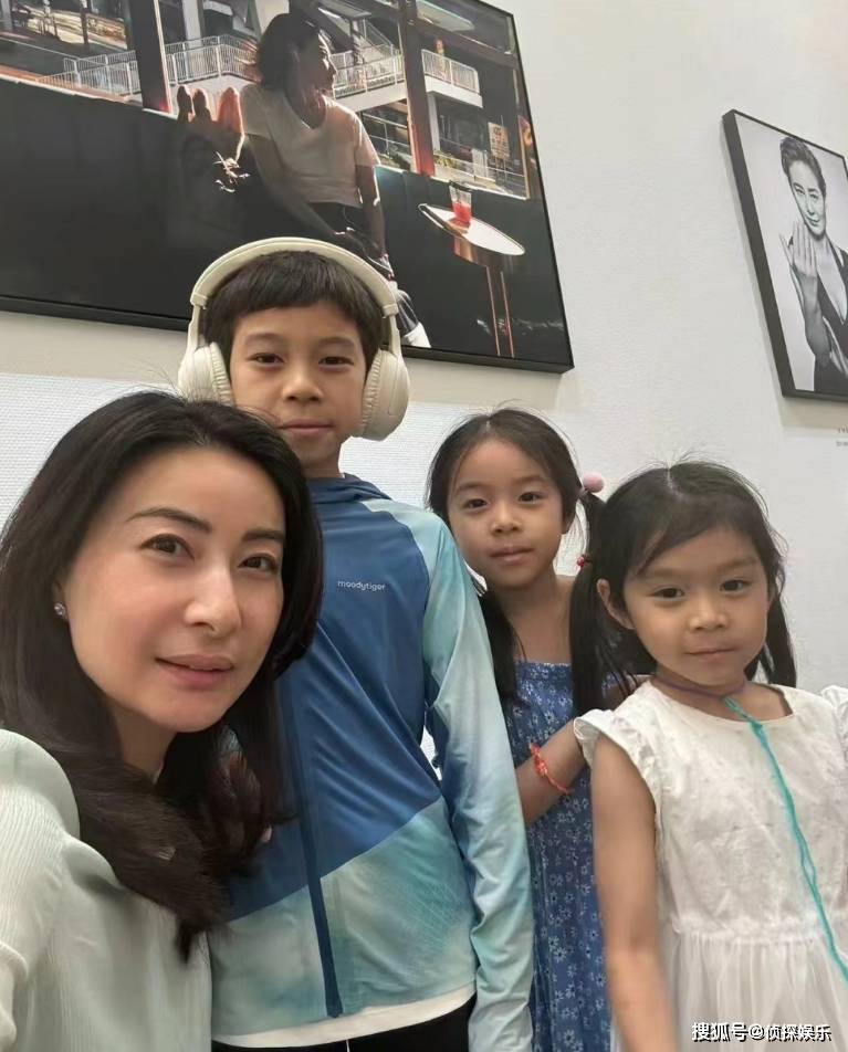 郭晶晶带儿女坐高铁,兄妹仨全是高颜值,小女儿似爸爸霍启刚翻版
