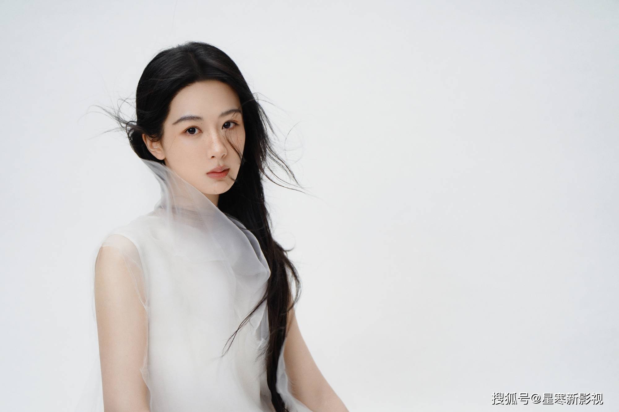 杨紫再迎颜值巅峰,杂志封面美出天际太耀眼!