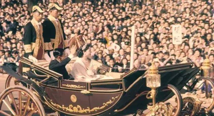 童话版的婚礼,背后可一点也不童话_皇室_日本_明仁