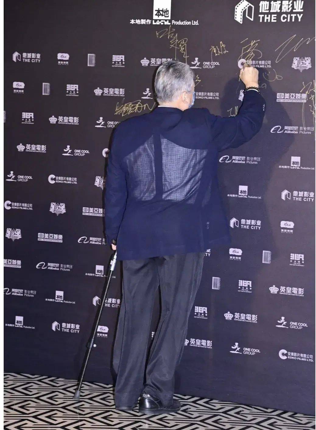 75岁洪金宝与妻子罕见出镜,穿黑白情侣装,小16岁妻子骨瘦嶙峋!