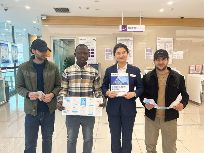 67在连支付不见外 光大银行大连分行为外籍留学生提供便捷开户服务