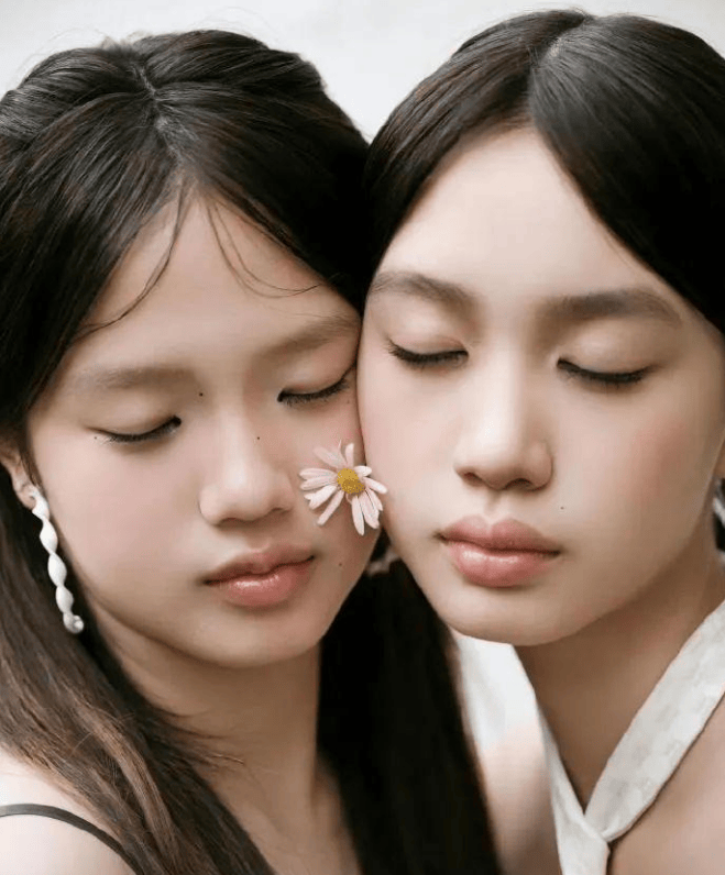 钟丽缇母女三花同框,妈妈身材丰满,胸前俩大灯成焦点